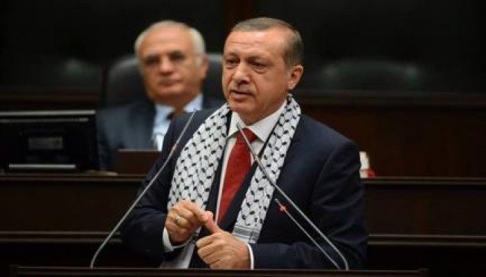 أردوغان‬ يرتدي الكوفية الفلسطينية تضامنًا مع ‫ ‏غزة