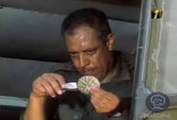 بالفيديو : بيع كحك القوات المسلحه بالمترو.ويقول جنودنا اتقتلو على الحدود علشان الكح