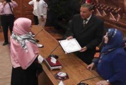 طالبة متفوقة بالغربية تصر علي ارتداء الشال الفلسطيني خلال تكريم المحافظ الانقلابي لها