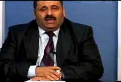 بالفيديو.. إعلامي أردني يبصق ويرفع الحذاء على توفيق عكاشة