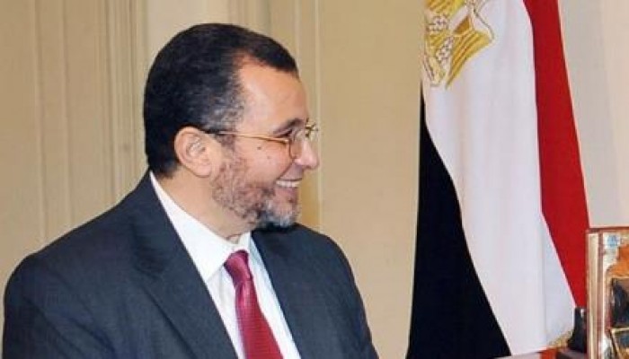 "قنديل" ينفي نيته السفر خارج مصر