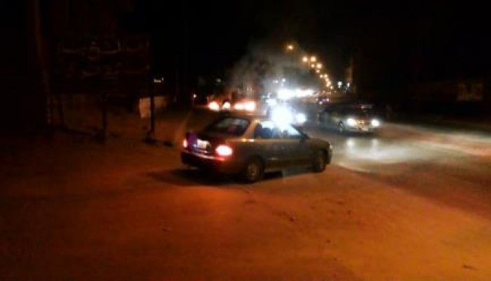 أهالي غاضبون يقطعون طريق بالعريش تنديدا باعتقال فتاة رفعت شارة رابعة في وجه ضابط