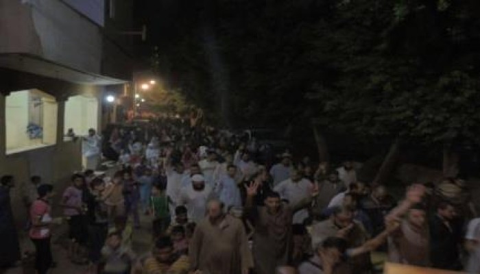 بالصور : قرية بأكملها تخرج في الجيزة بمسيرة ضد الانقلاب في ليلة القدر