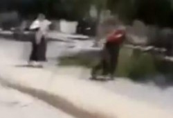 بالفيديو.."غزاوية" تتحدى رصاص الإسرائيليين لإنقاذ ابنها