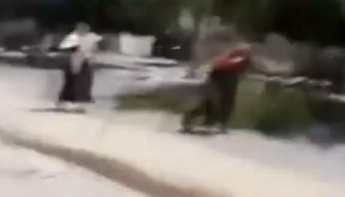 بالفيديو.."غزاوية" تتحدى رصاص الإسرائيليين لإنقاذ ابنها