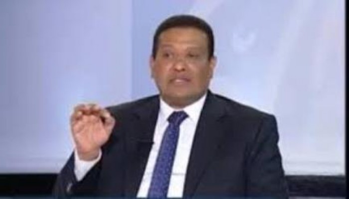 عزوز ساخرًا من السيسي: أنت بتخاطب ربنا مش المشير طنطاوي!