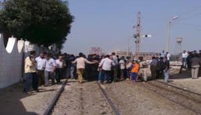 أهالي قرية بالدقهلية يقطعون طريق السكة الحديد للمطالبة بصرف التموين