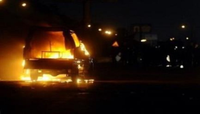 مجهولون يحرقون سيارة شرطة قرب مركز مكافحة المخدرات بدمنهور