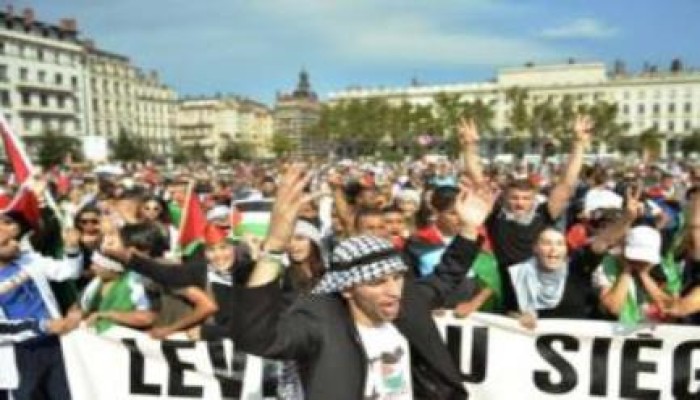 باريس تتحدى حظر التظاهر وتهتف "جميعنا فلسطينيون"