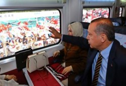 انجاز جديد .. أردوغان يفتتح خط القطارات "السريع" وسوط حشود من الأتراك (صور)