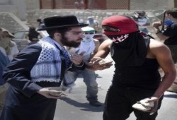 صورة وتعليق .. يهودي يشارك الفلسطينين مقاومة جنود الاحتلال