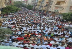 الإسكندرية تتحدى الانقلاب... صلاة عيد بطعم الثورة في الشوارع والساحات (صور)