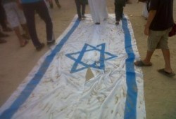 الثوار يحرقون علم إسرائيل بالعريش