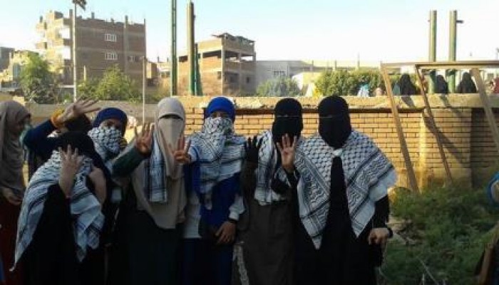 سوهاج وقفة بالشال الفلسطينى لحرائر طهطا ضد الانقلاب تضامنا مع غزة " صور "