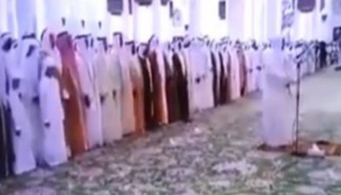 بالفيديو  إمام مسجد الشيخ زايد يخترع سورة جديدة بصلاة العيد وبحضور الالآف ولايرده أحد