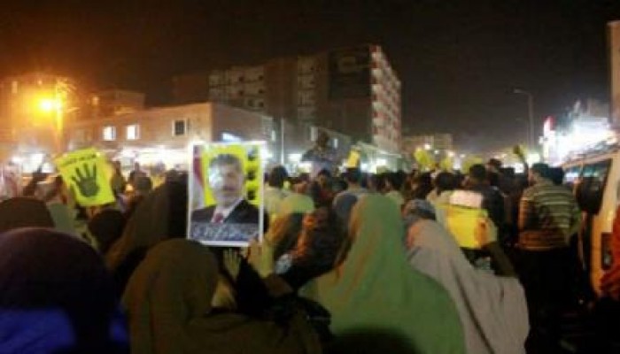 مسيرة ليلية بإدفو تتوعد بدحر الانقلاب في انتفاضة 14 أغسطس