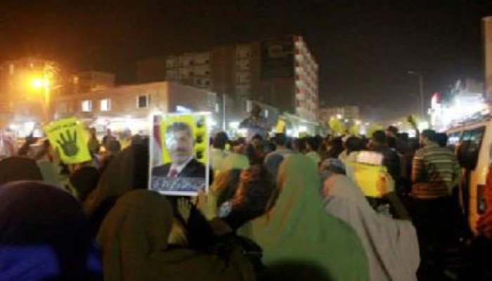 مسيرة ليلية بإدفو تتوعد بدحر الانقلاب في انتفاضة 14 أغسطس