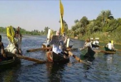 مسيرة بـ"القوارب النيلية" رفضًا الانقلاب في ‫"‏قنا‬"