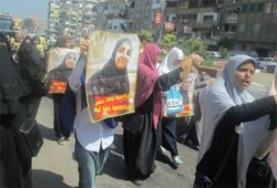 بورسعيد: سلسلة بشرية لـ"نساء ضد الانقلاب" للمطالبة بالافراج عن رشا جعفر