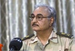 «حفتر» غادر بنغازي إلى مصر.. و«اختفاء» قائد «الصاعقة»