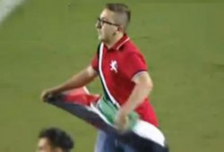 مشجع يقتحم مباراة ريال مدريد وروما حاملا علم فلسطين