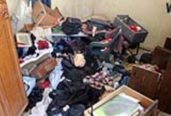 ضرب مدرس وتحطيم منزله لأنه اشتكى من سلوك جاره الشرطي بالفشن !!