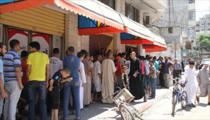 أزمة خبز وماء في غزة