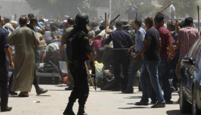 تونس تمنع بالقوة المصريين الفارين من ليبيا من دخول أراضيها خشية إقامتهم في البلاد