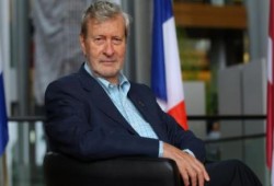 فيلسوف إيطالي يدعو لاكتتاب عالمي لتسليح المقاومة الفلسطينية على التلفزيون الحكومي