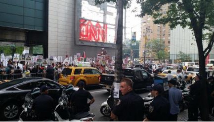 بسبب دعمهم للصهاينة ومهاجمة المقاومة ..  وقفة احتجاجية أمام CNN و BBC: أوقفوا أكاذيبكم