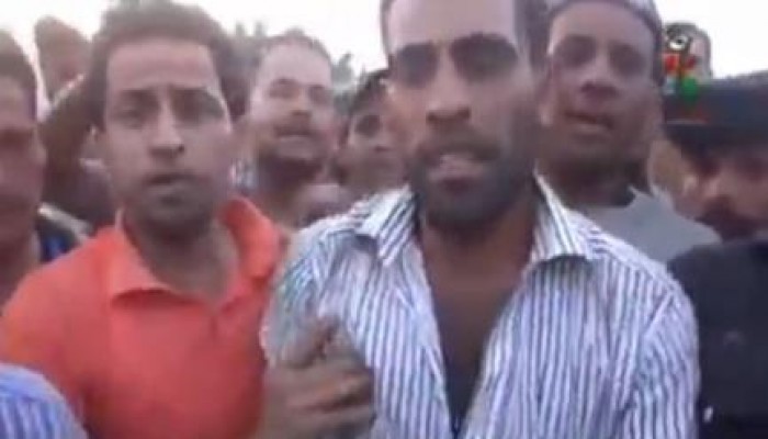 بالفيديو : الجاليه المصريه فى ليبيا جزمه محمد مرسى برقبه السيسى ويرفعون شاره رابعه