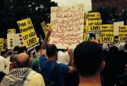 بالصور .. مظاهرة حاشدة أما مقر جريدة "واشنطن بوست" بالولايات المتحدة