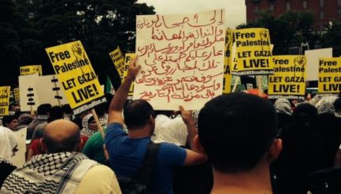 بالصور .. مظاهرة حاشدة أما مقر جريدة "واشنطن بوست" بالولايات المتحدة