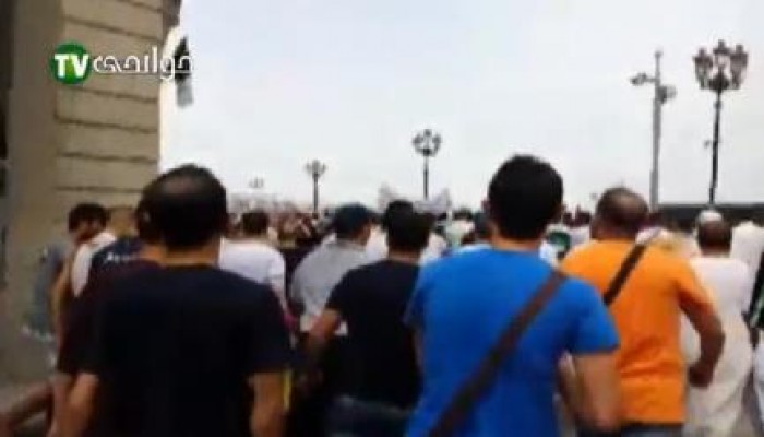 فيديو: جزائريون متضامون مع غزة يهتفون: "يا سيسي يا حمار.. فك عليهم الحصار"