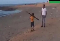 ردًا على تهديدات السيسي .. فيديو : طفل ليبي يتدرب على إطلاق صواريخ "الار بي جي"