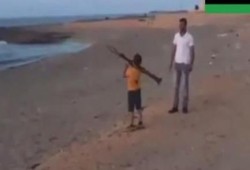 ردًا على تهديدات السيسي .. فيديو : طفل ليبي يتدرب على إطلاق صواريخ "الار بي جي"