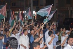 برج العرب تنتفض تضامنًا مع غزة ‏ورفضاً للانقلاب بمسيرة ليلية رافعين أعلام فلسطين