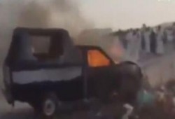 بالفيديو : احتراق سيارة شرطة وبداخلها ضابط ومجندين بـ"الضبعة"