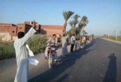 الفيوم: رحيل الحكم العسكرى مطلب ثوار يوسف الصديق بسلاسل بشرية