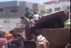 بالفيديو.. أطفال غزة يلعبون بأسلحة العدو الصهيوني التي خلفها وراءه بعد انسحابه