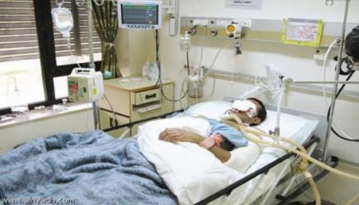 نقل أحد العمال المضربين عن الطعام بمجلس مدينة نجع حمادى للعناية بعد اصابته بنزيف حاد