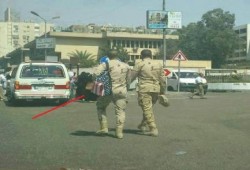 فضيحة : ضابط بالجيش المصري يحمل علم أمريكا !
