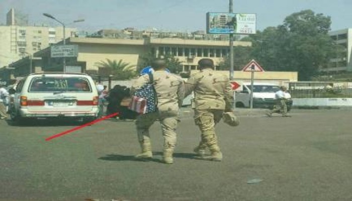 فضيحة : ضابط بالجيش المصري يحمل علم أمريكا !