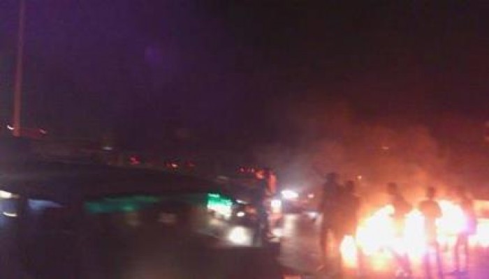 بالصور : مجهولون يقطعون طريق الاتوستراد بالمعادى تنديدا بالانقلاب العسكرى الدموى