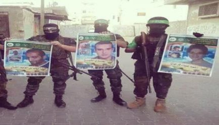 كتائب القسام ترفع صور ثلاثة من شهداء مجزرة "رابعة"