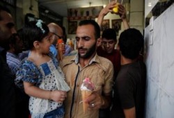 صور : أهالي غزة يشترون "الجيلاتي" لاطفالهم تخفيفًا عنهم