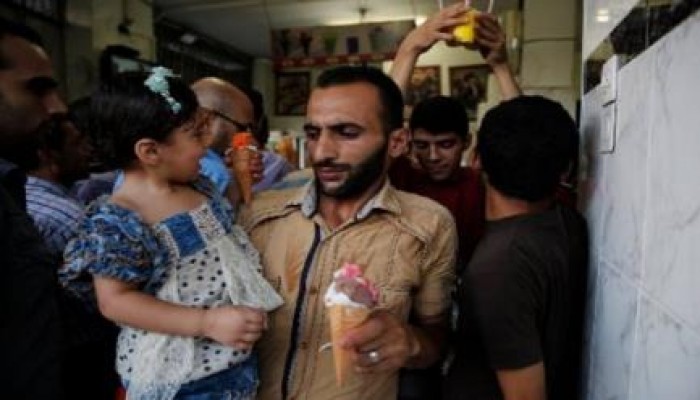 صور : أهالي غزة يشترون "الجيلاتي" لاطفالهم تخفيفًا عنهم