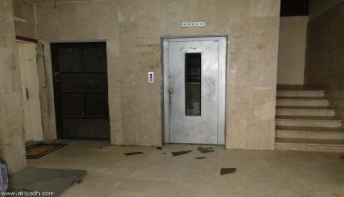 بسبب انقطاع الكهرباء .. مصرع شخص حاول الخروج من المصعد بالمنوفية