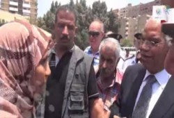 بالفيديو.. محافظ القاهرة الانقلابي  لسيدة تشكو تلوث المياه: إنتي قابضة قرشين