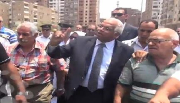 محافظ القاهرة الانقلابي لسيدة تشكو تلوث المياه: "أنت قابضة قرشين"